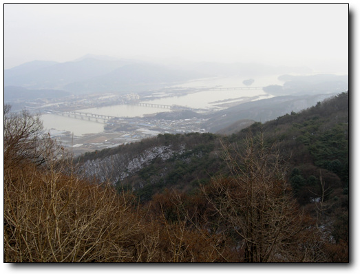 수종사 앞마당에서 두물머리를 바라보다 